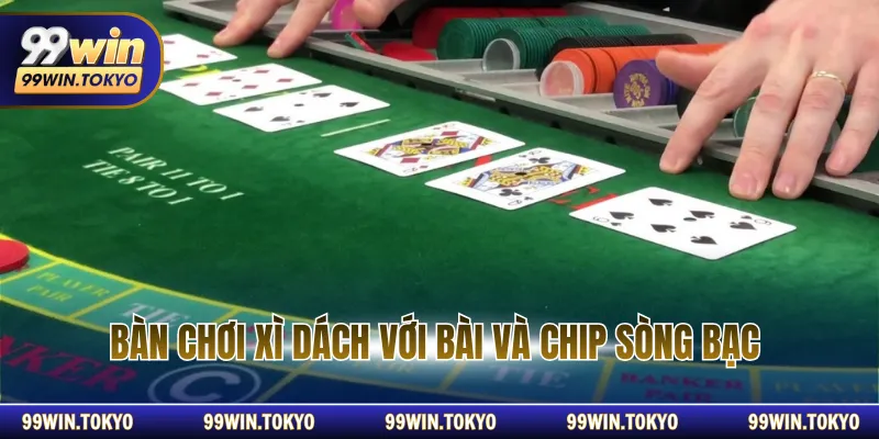 Bàn chơi xì dách với bài và chip sòng bạc